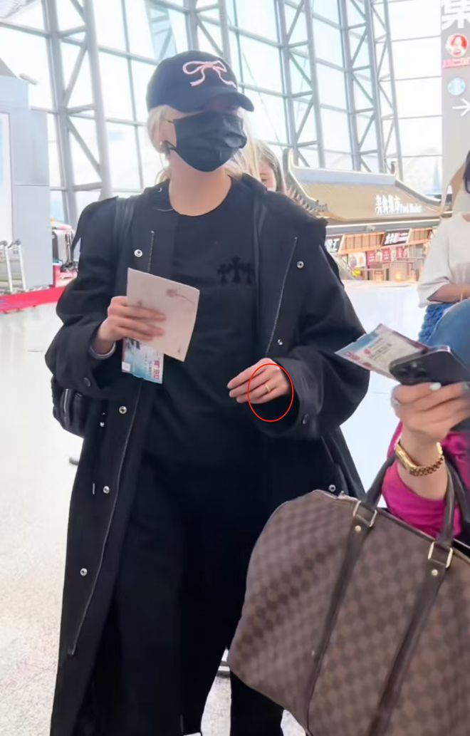 鹿晗求婚了？关晓彤现身秀出无名指戒指，两人恋情疑似迎来转机