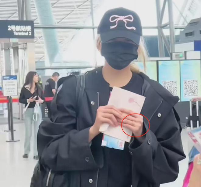 鹿晗求婚了？关晓彤现身秀出无名指戒指，两人恋情疑似迎来转机