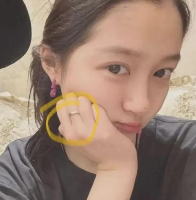 鹿晗求婚了？关晓彤现身秀出无名指戒指，两人恋情疑似迎来转机
