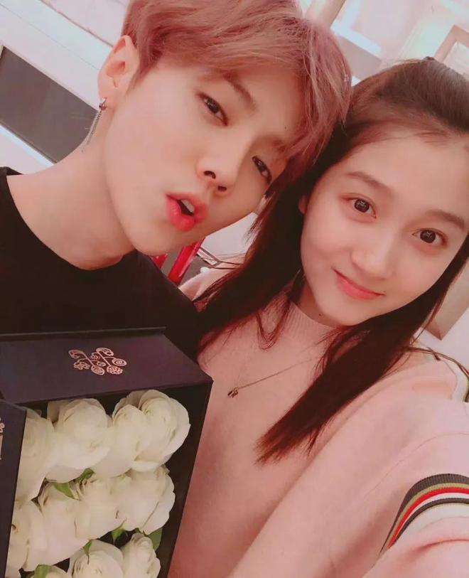 鹿晗求婚了？关晓彤现身秀出无名指戒指，两人恋情疑似迎来转机