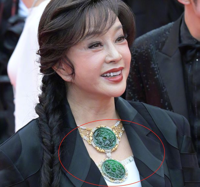 戛纳开幕红毯来了！刘晓庆戴巨型翡翠抢镜，龚俊化身东方绅士