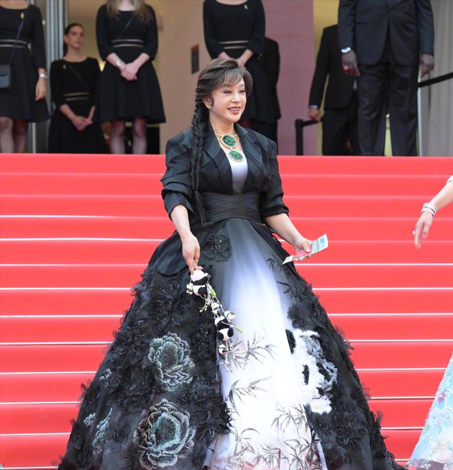戛纳开幕红毯来了！刘晓庆戴巨型翡翠抢镜，龚俊化身东方绅士