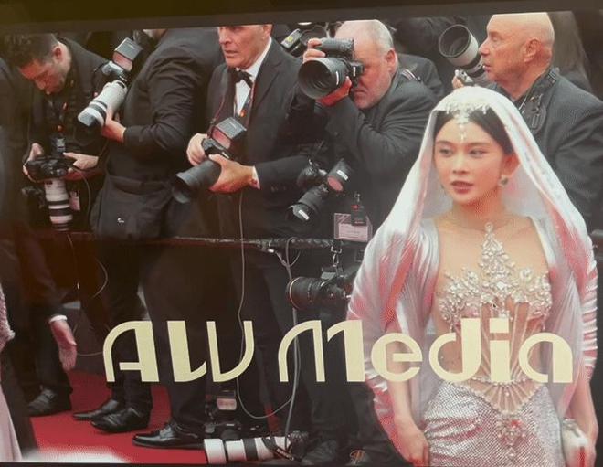 赵樱子走戛纳红毯：不受礼服被弄脏影响，官方镜头特写独宠三秒