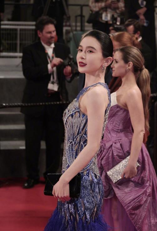 赵樱子走戛纳红毯：不受礼服被弄脏影响，官方镜头特写独宠三秒