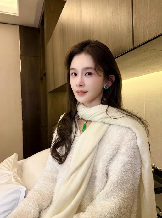 赵樱子走戛纳红毯：不受礼服被弄脏影响，官方镜头特写独宠三秒