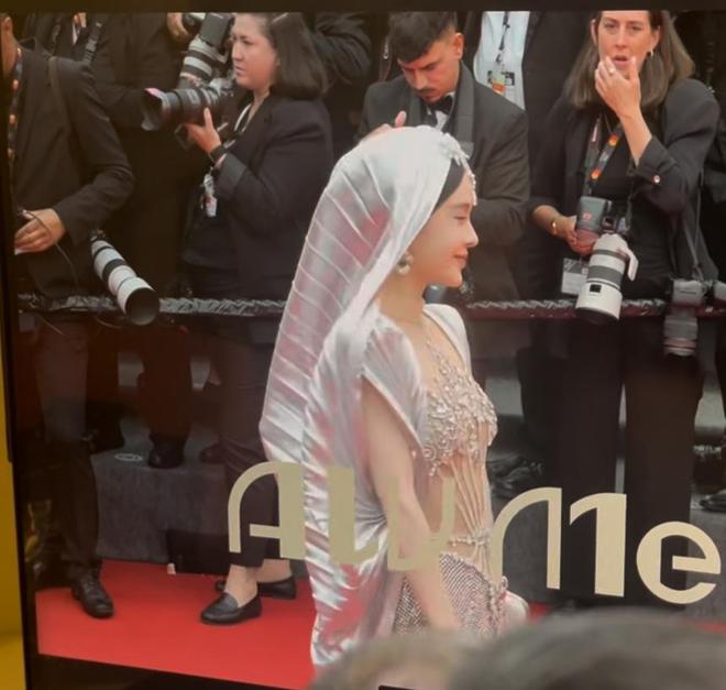 赵樱子走戛纳红毯：不受礼服被弄脏影响，官方镜头特写独宠三秒