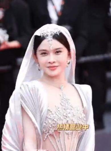 赵樱子走戛纳红毯：不受礼服被弄脏影响，官方镜头特写独宠三秒