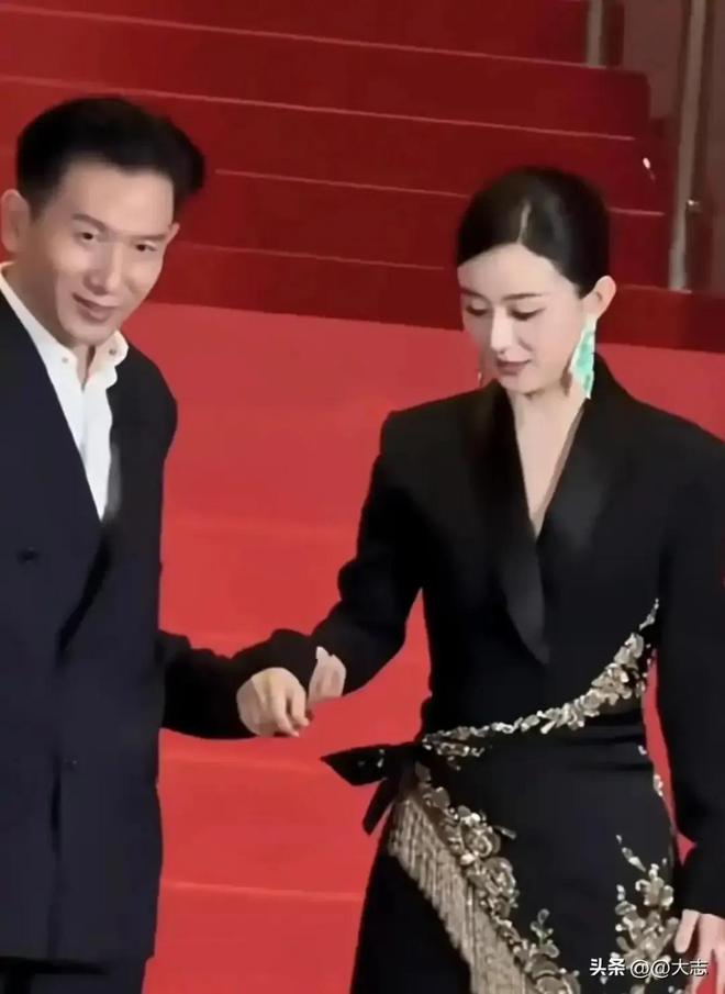 赵丽颖恋爱风波升级！赵德胤情史被扒，跟四搭女演员暧昧多年