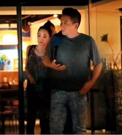 赵丽颖恋爱风波升级！赵德胤情史被扒，跟四搭女演员暧昧多年