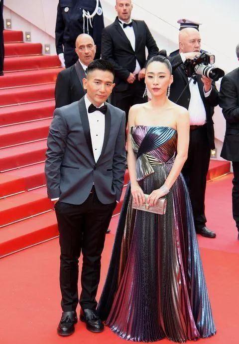 赵丽颖恋爱风波升级！赵德胤情史被扒，跟四搭女演员暧昧多年