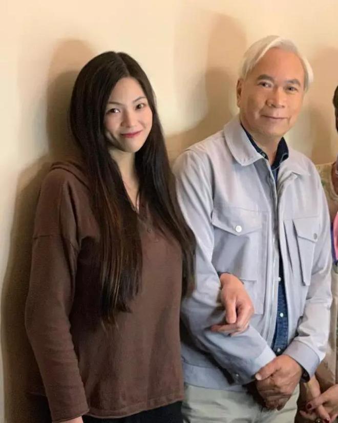 74岁李龙基决定再生娃，买戒指送37岁女友，即将拍婚纱照见家长