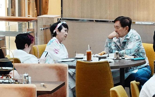 谢霆锋妈妈带老公逛街，夫妻互动像小情侣，拉姑打扮超显年轻