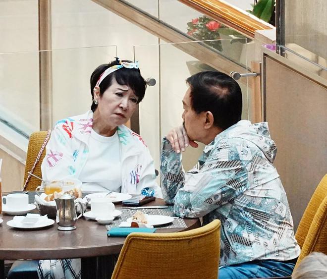 谢霆锋妈妈带老公逛街，夫妻互动像小情侣，拉姑打扮超显年轻