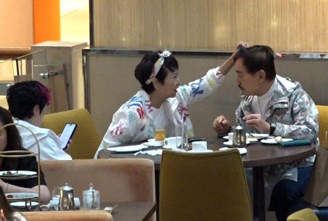 谢霆锋妈妈带老公逛街，夫妻互动像小情侣，拉姑打扮超显年轻