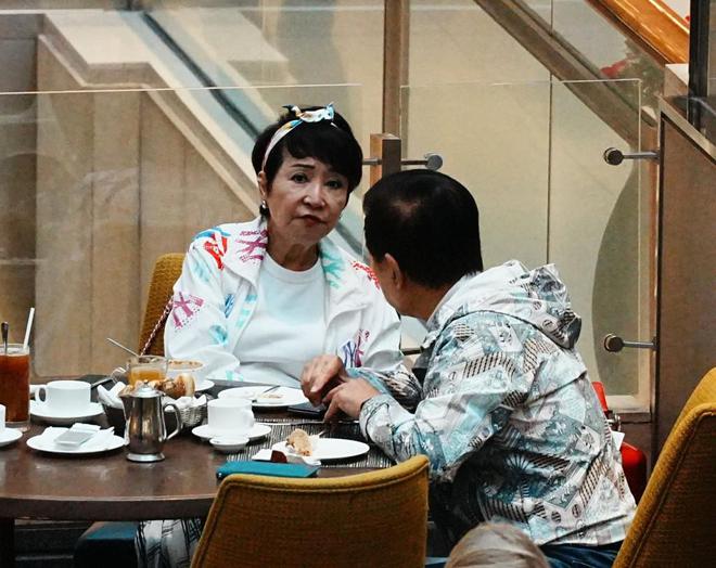 谢霆锋妈妈带老公逛街，夫妻互动像小情侣，拉姑打扮超显年轻