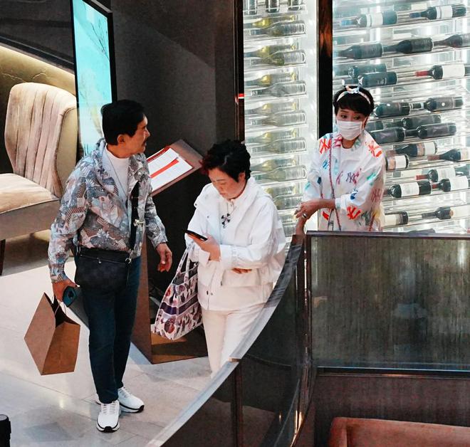 谢霆锋妈妈带老公逛街，夫妻互动像小情侣，拉姑打扮超显年轻