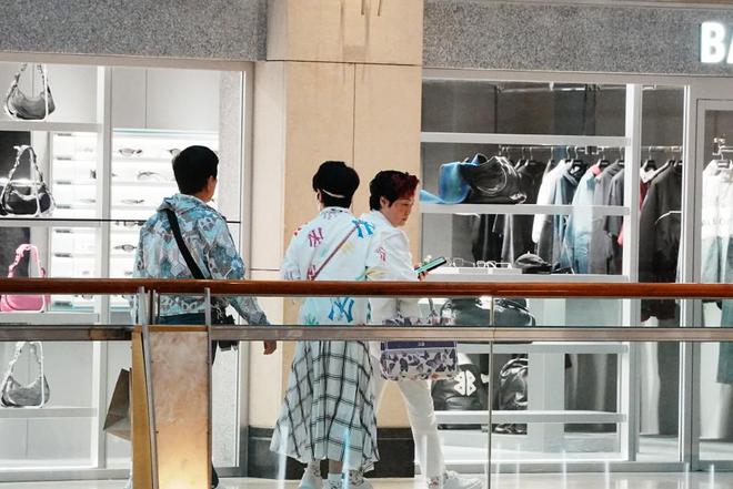 谢霆锋妈妈带老公逛街，夫妻互动像小情侣，拉姑打扮超显年轻