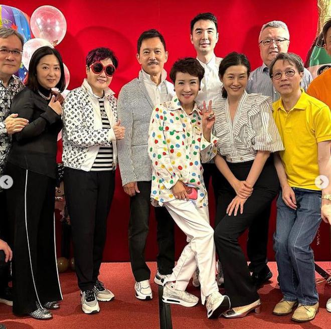 谢霆锋妈妈带老公逛街，夫妻互动像小情侣，拉姑打扮超显年轻