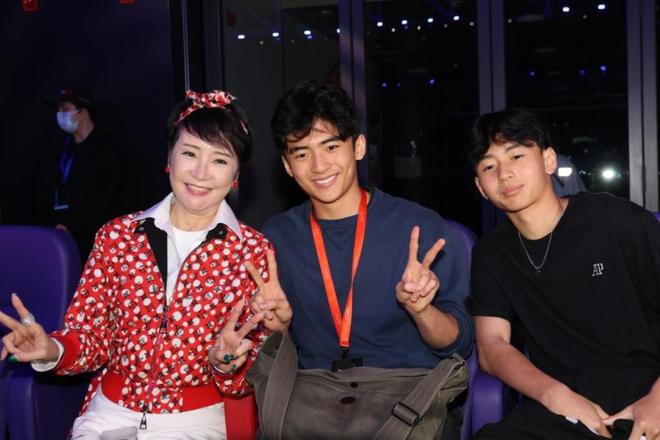 谢霆锋妈妈带老公逛街，夫妻互动像小情侣，拉姑打扮超显年轻