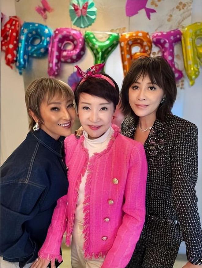 谢霆锋妈妈带老公逛街，夫妻互动像小情侣，拉姑打扮超显年轻