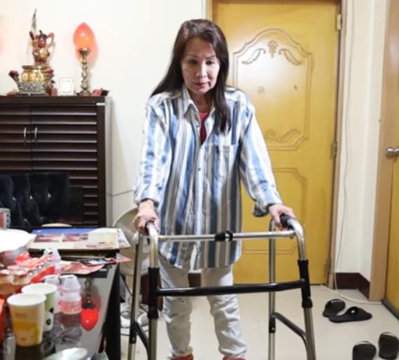72岁歌后腰椎手术导致左脚瘫痪！晚年生活几乎无法自理