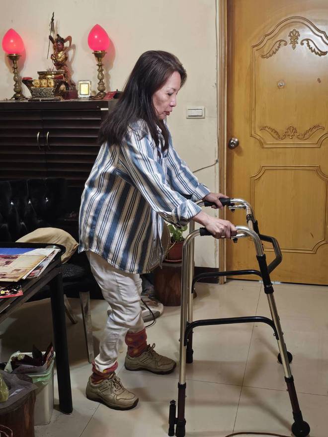 72岁歌后腰椎手术导致左脚瘫痪！晚年生活几乎无法自理