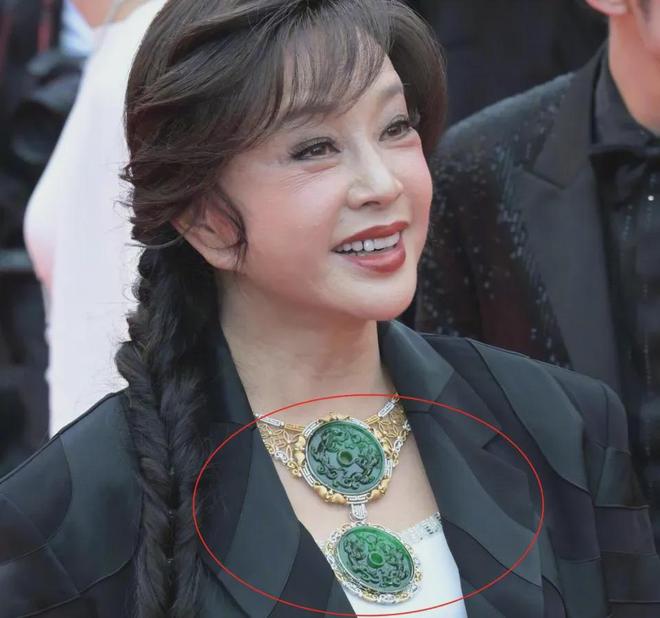 刘晓庆被举报偷税！预估金额近70万，2天前刚戴大翡翠上戛纳红毯