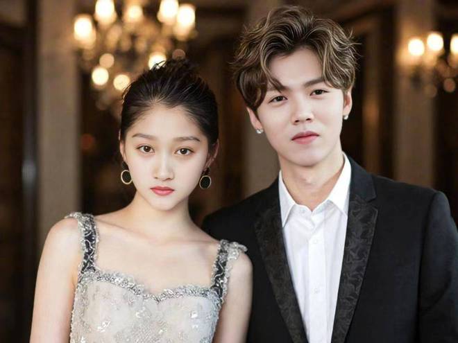 关晓彤无名指戒指咋回事？婚讯预告还是新代言？她更新ins疑回应