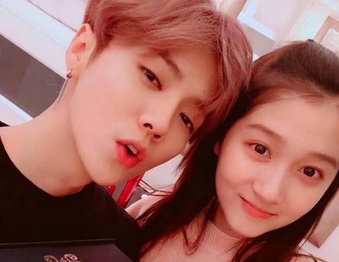 关晓彤无名指戒指咋回事？婚讯预告还是新代言？她更新ins疑回应