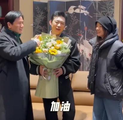 赵丽颖赵德胤恋爱时间线被扒！去年情人节秀恩爱，女方穿男方衬衫