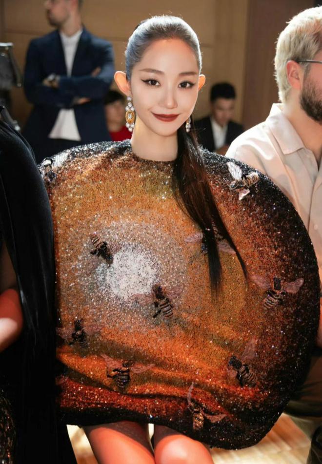 回应戛纳红毯新规，网红千惠新礼服很体面，三次征战她做对了什么
