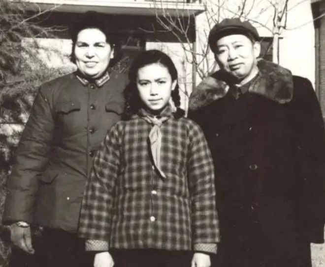 1965年，刘亚楼用手按住肝部后，叮嘱妻子翟云英：你让阎肃来找我