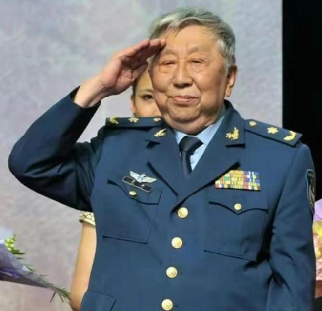 1965年，刘亚楼用手按住肝部后，叮嘱妻子翟云英：你让阎肃来找我