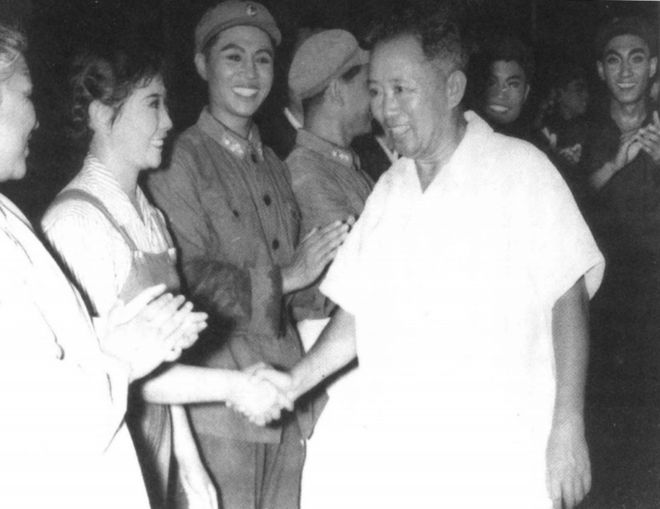 1965年，刘亚楼用手按住肝部后，叮嘱妻子翟云英：你让阎肃来找我