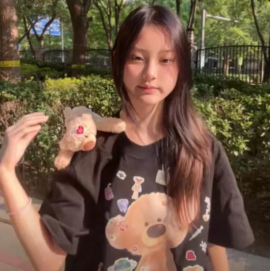 李小璐女儿心态又出问题，频繁晒童年片段，父母离婚对她影响大