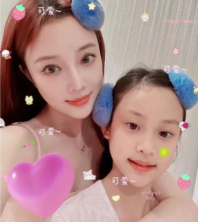 李小璐女儿心态又出问题，频繁晒童年片段，父母离婚对她影响大