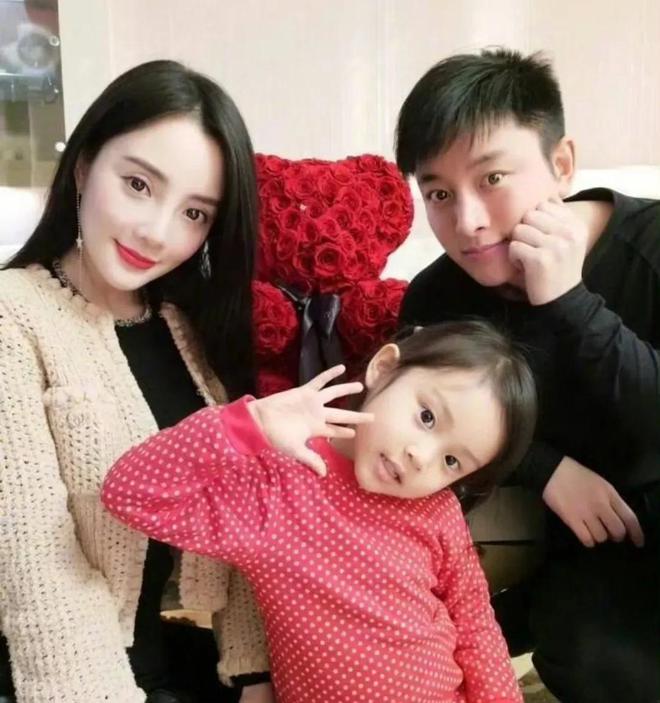 李小璐女儿心态又出问题，频繁晒童年片段，父母离婚对她影响大