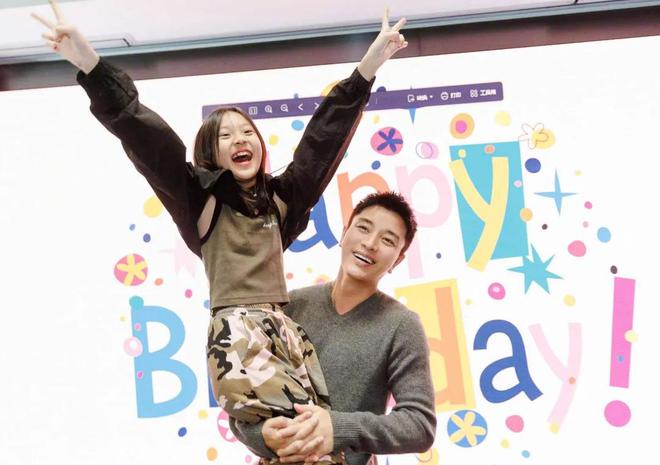 李小璐女儿心态又出问题，频繁晒童年片段，父母离婚对她影响大
