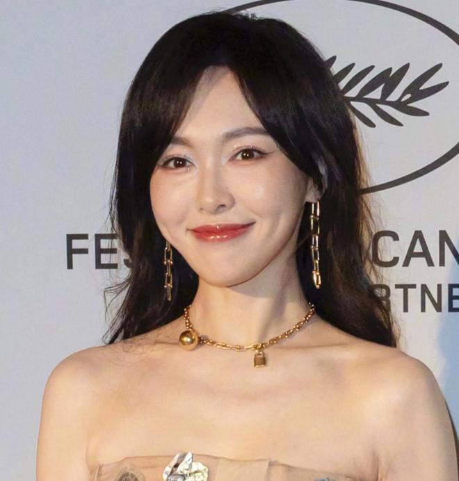42岁唐嫣戛纳生图来了！苹果肌下垂眼神涣散，新剧扑街影响状态