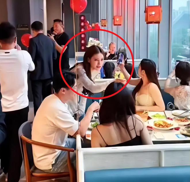 汪小菲马筱梅婚礼前招待宾客：窗户上贴大喜字，餐桌撒满玫瑰花