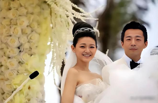 汪小菲马筱梅婚礼前招待宾客：窗户上贴大喜字，餐桌撒满玫瑰花