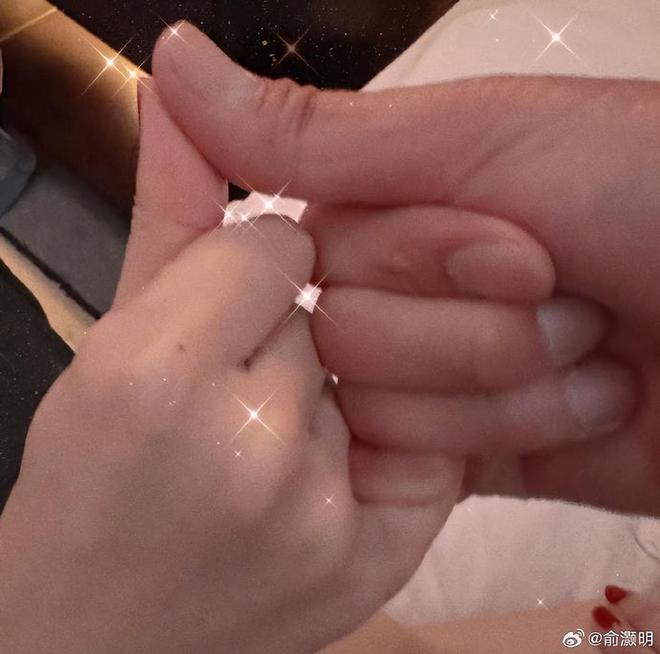 俞灏明晒钻石牵手照，疑似和王晓晨官宣结婚！