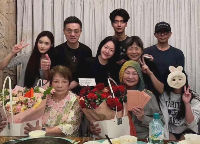 汪小菲婚前聚会曝光！在自家店里发喜糖，马筱梅一看就是女主人