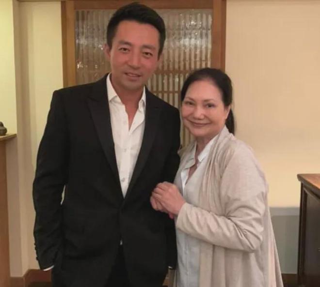 汪小菲婚前聚会曝光！在自家店里发喜糖，马筱梅一看就是女主人