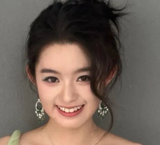 一些细节愈发扑朔迷离，黄姓女星的父亲究竟是不是贪官？