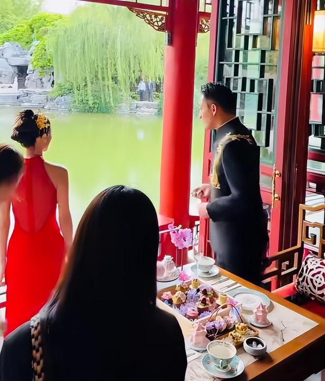 汪小菲的婚礼：朱时茂到场，张兰随礼百万，亲家送两套房和豪车
