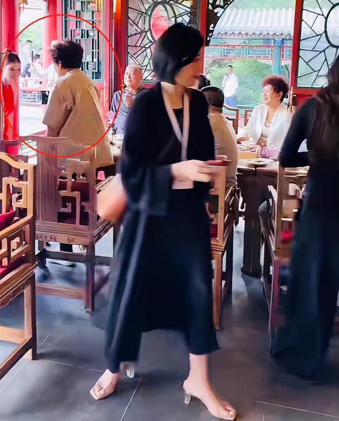 汪小菲的婚礼：朱时茂到场，张兰随礼百万，亲家送两套房和豪车