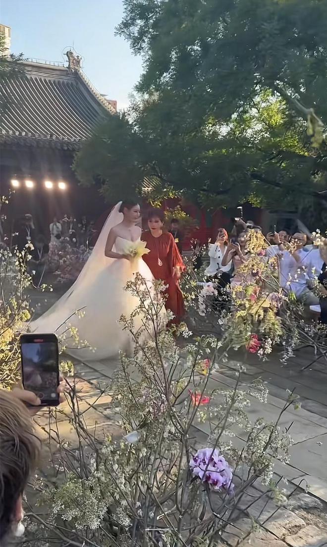 汪小菲的婚礼：朱时茂到场，张兰随礼百万，亲家送两套房和豪车