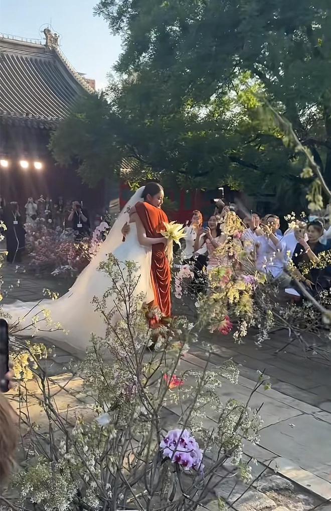 汪小菲的婚礼：朱时茂到场，张兰随礼百万，亲家送两套房和豪车
