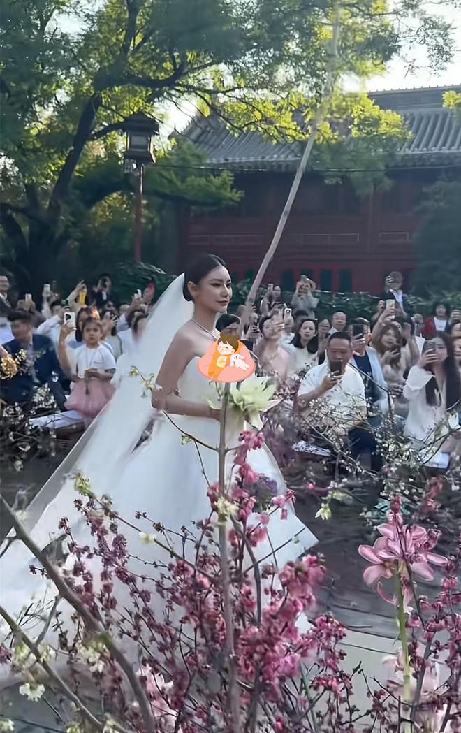 汪小菲的婚礼：朱时茂到场，张兰随礼百万，亲家送两套房和豪车